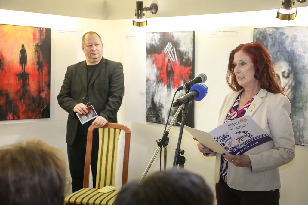 Figyelem felkeltő, provokatív tárlatmegnyitó a Miskolci Angyalokkal